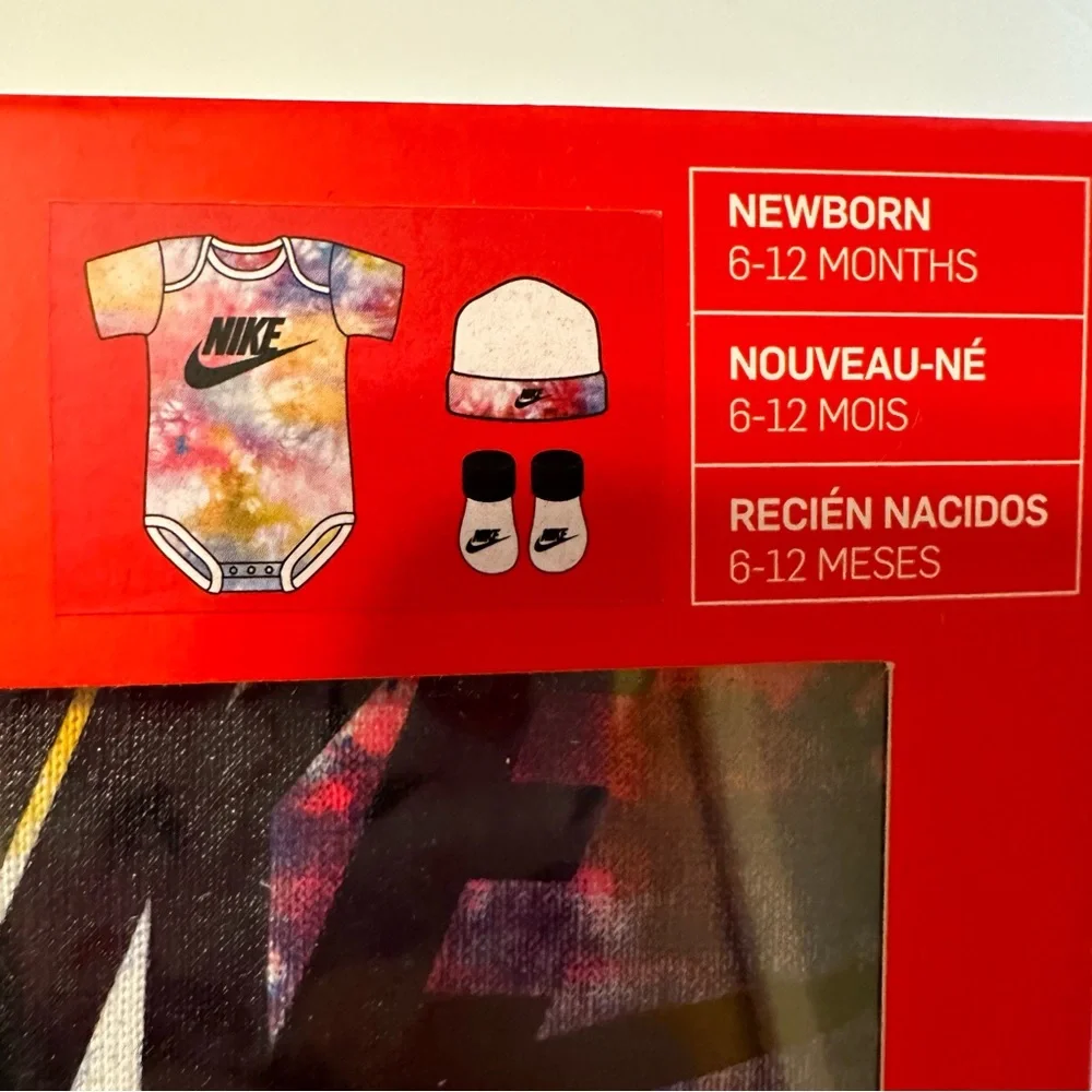 Baby Nike Gift Set - Picture 2 of 6